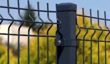 3D metal bent welded mesh metal garden fence in black hue.