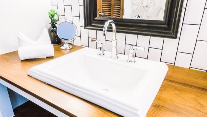Classic wash basin in square shape.