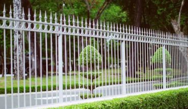 Ornamental spear top metal garden fence in white color design.