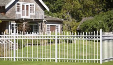 Spearhead top metal classic design garden fence.