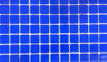 Splash back hot melted mosaic tiles design for pools.