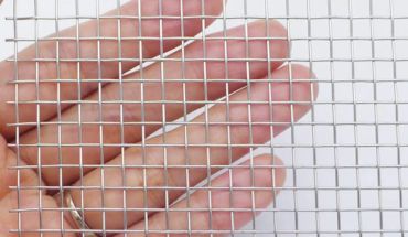 Stainless steel mesh galvanized wire mesh measured in hand.