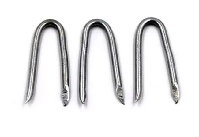 Three pieces U shape nails.