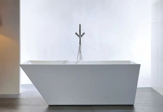 Freestanding bathtub in white acrylic design.