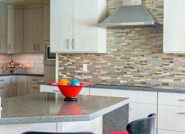 Natural stone for kitchen splashback design.