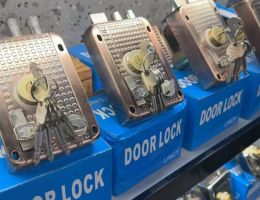 Lincy Door Lock Square Design.
