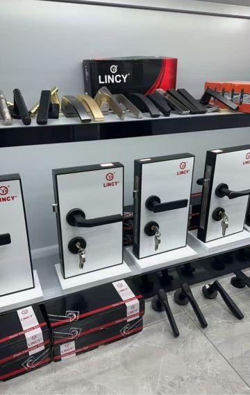 Lincy Door handles set.